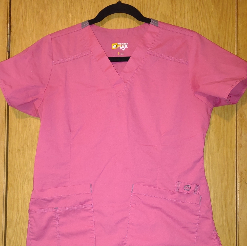 Wonder Flex Scrub Top Women's Size Small Pink Multi Pockets V Neck Split Sides